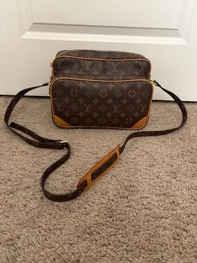 Louis Vuitton Nil Monogram 28 Crossbody Messenger Bag